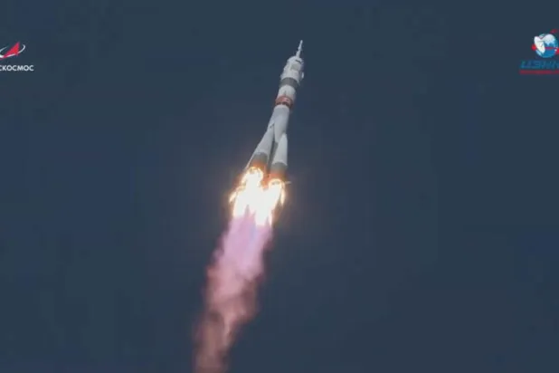 فيديو وصور... روسيان وأميركية ينطلقون إلى محطة الفضاء