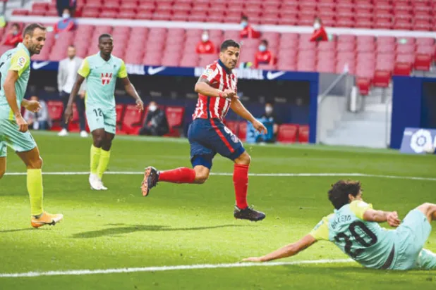 سواريز (بقميص أتلتيكو) رحل عن برشلونة في صفقة شبه مجانية (غيتي)