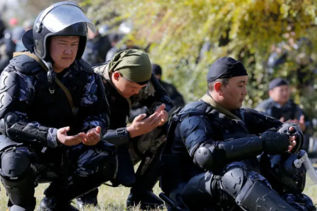 المظاهرات في قرغيزستان تجبر الرئيس على التنحي