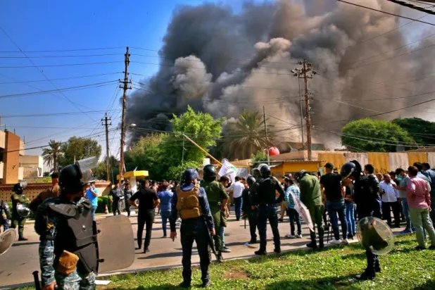 أنصار «الحشد» يحرقون مقر الحزب الديمقراطي الكردستاني في بغداد
