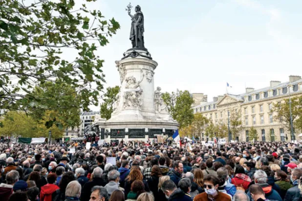 باريس: اعتقال 11 مشتبهاً به في قضية ذبح المعلم