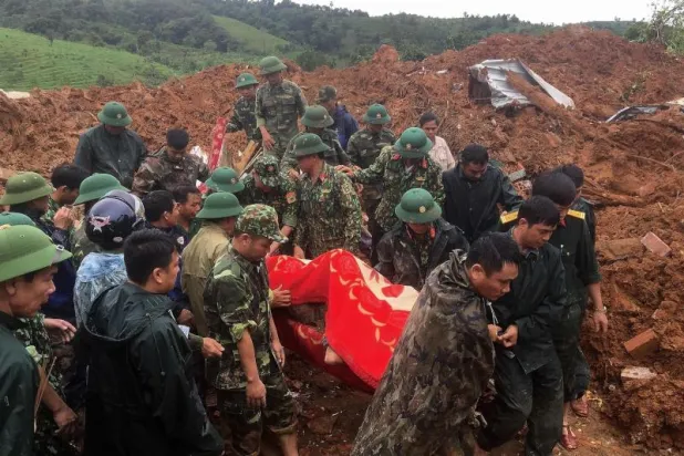 انهيار أرضي يدفن 22 جندياً في فيتنام