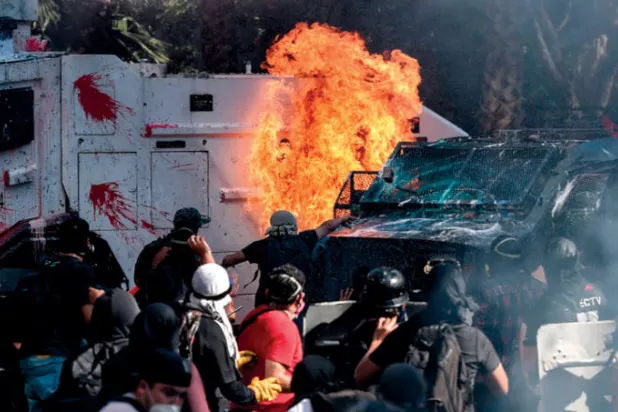 تجدد المواجهات في تشيلي وإحراق كنيستين في الذكرى الأولى للحركة الاحتجاجية