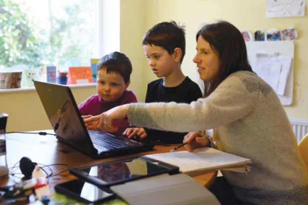 التعليم عن بعد معاناة تدور بين الأهل وأبنائهم