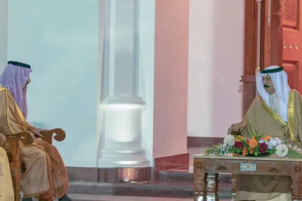 ملك البحرين يستقبل وزير الخارجية السعودي