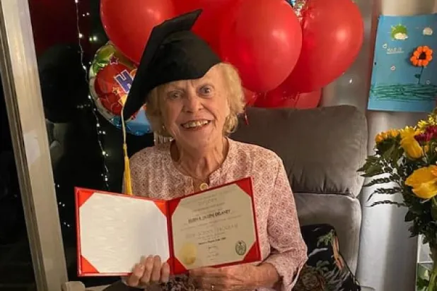 تركت المدرسة رغماً عنها في صغرها... أميركية عمرها 93 عاماً تحصل على الشهادة الثانوية