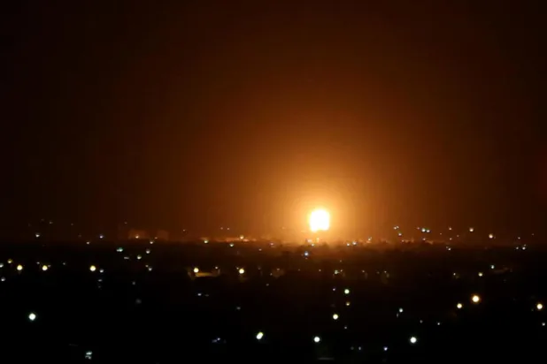 إسرائيل تقصف غزة رداً على صاروخ أُطلق بعد عثورها على نفق