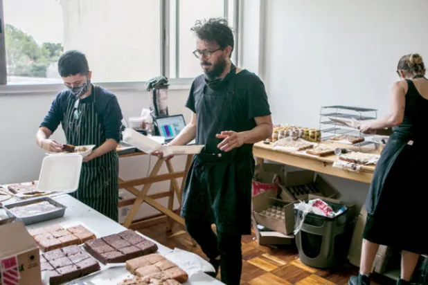 أندريا فيريرو وصديقها ديفيد ألفون قررا التفرغ للخبز وبيع المنتجات عبر {إنستغرام} (نيويورك تايمز)