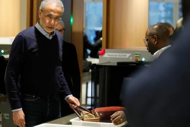 القضاء الفرنسي يتهم طارق رمضان حفيد مؤسس «الإخوان» باغتصاب امرأة خامسة