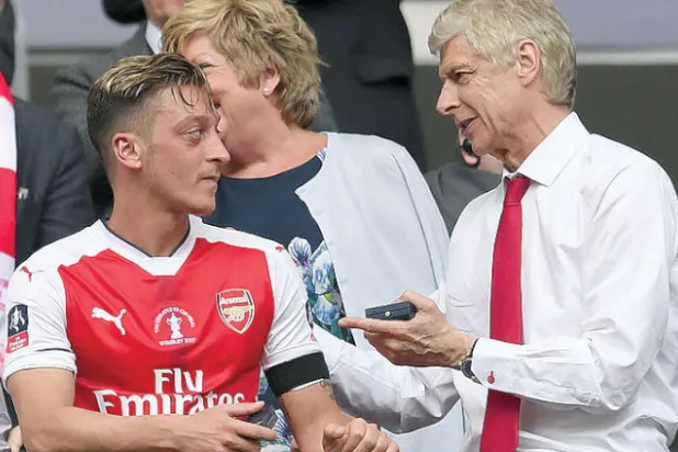 فينغر يتحدث إلى أوزيل بعد نهائي كأس إنجلترا عام 2017 (غيتي)