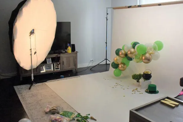 شقة شاغرة أصبحت استوديو مؤقتاً للمصوّرة لوسيانا غولكمان