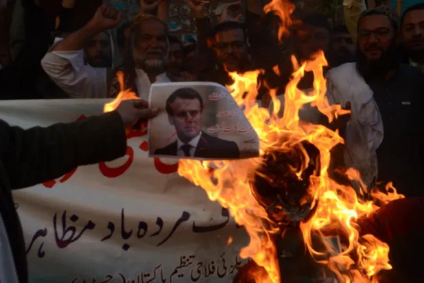 فرنسا تدعو مواطنيها في العالم الإسلامي للحذر