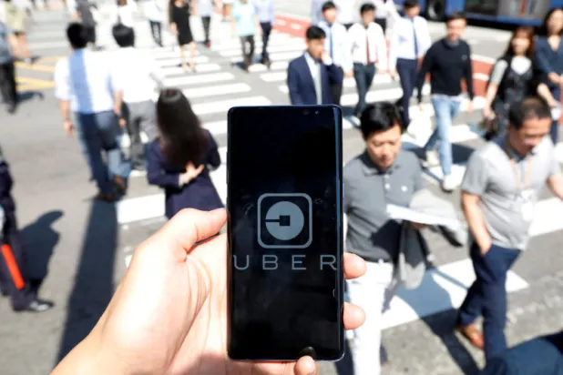 سائقو «أوبر» يقاضون الشركة لاستخدامها «الطرد الآلي المفاجئ»