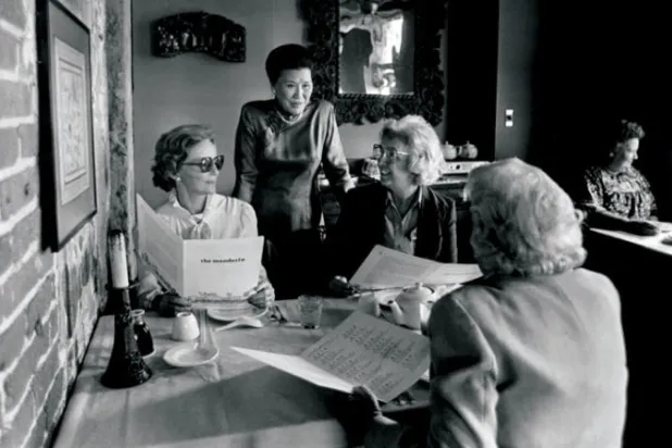 شيانغ تطوف على طاولات مطعم «ماندرين» عام 1982