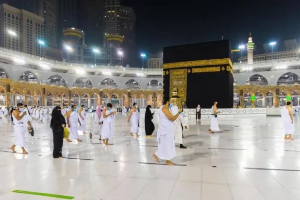 السعودية تستقبل أولى رحلات المعتمرين من الخارج الأحد