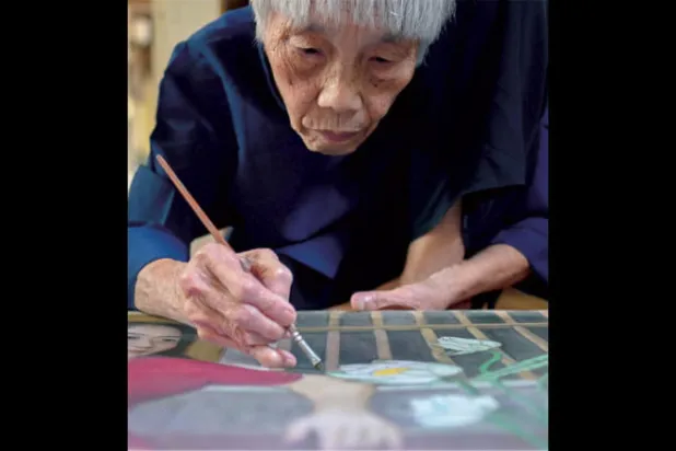 فنانة فيتنامية تحظى باعتراف بلدها في عمر 89