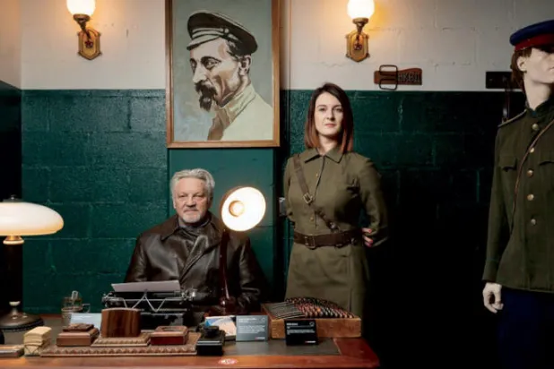 يوبيوس أوروبتيس وابنته في غرفة التحقيق (نيويورك تايمز)