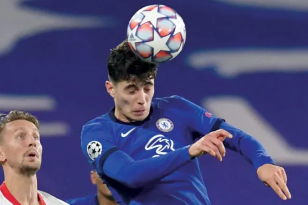 هافرتز يسدد رأسية بقميص تشيلسي في مواجهة إشبيليه بدوري الأبطال (أ.ف.ب)