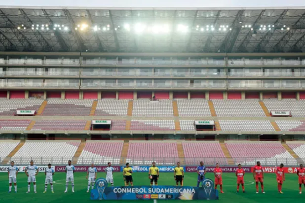 صدى صراخ اللاعبين في الملاعب الخاوية يجذب متابعي المباريات عبر التلفزيون (أ.ف.ب)