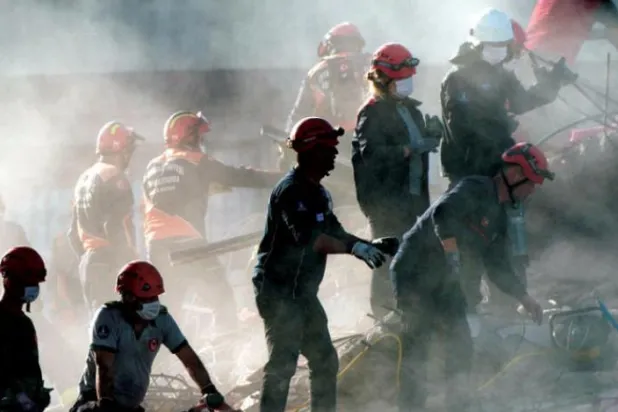 ترکی میں زلزلے سے بچ جانے والوں کو تلاش کرنے کے لئے وقت کے خلاف دوڑ