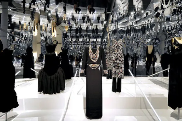 تغطي المرايا الغرفة من الأرضية حتى السقف (رويترز)