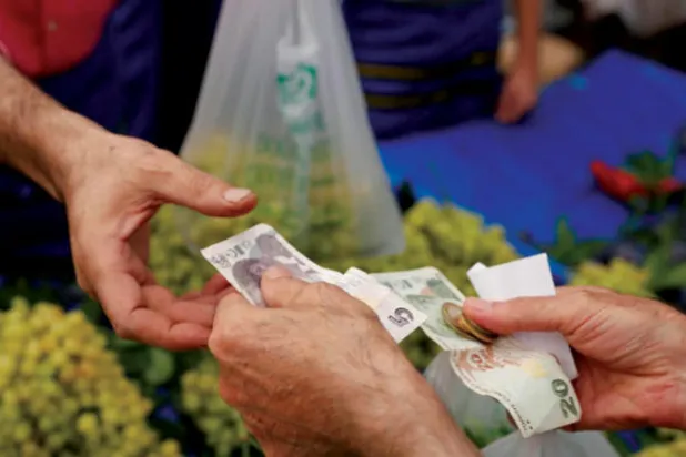 تركيا على شفا ركود عميق... والليرة في سقوط حر