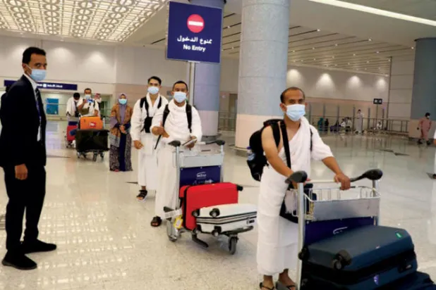 معتمرو الخارج يؤدون مناسكهم اليوم بعد إتمامهم الحجر