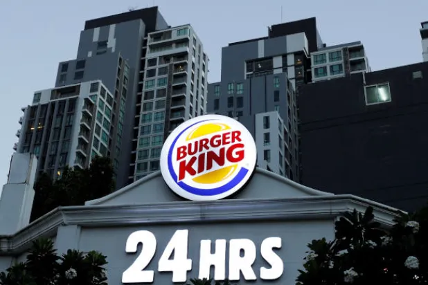 «برغر كينغ» لعملائها: اطلبوا طعامكم من «ماكدونالدز»