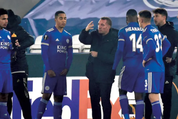 رودجرز يوجه لاعبي ليستر الذين قدموا بداية مثالية بالموسم الجديد (أ.ب)