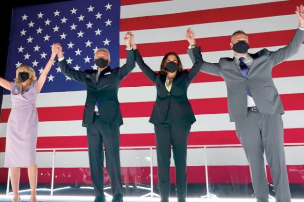 بايدن وزوجته وهاريس وزوجها خلال أعمال المؤتمر الديمقراطي في 20 أغسطس (إ.ب.أ)