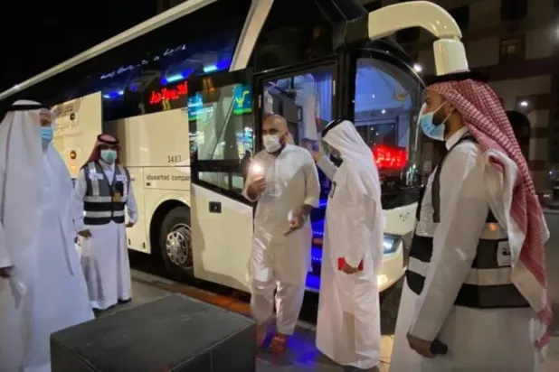 أول أفواج معتمري الخارج يصل إلى المدينة المنورة