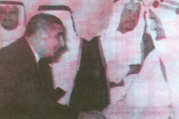 الملك فيصل يستقبل أمين سعيد عند قدومه إلى السعودية مقيماً عام 1965 وبدا في الصورة عن يمين الملك فيصل الأمير محمد بن سعود وعلى يسار سعيد الأمير مشعل بن عبد العزيز (أرشيف الصور الخاص لأمين سعيد)