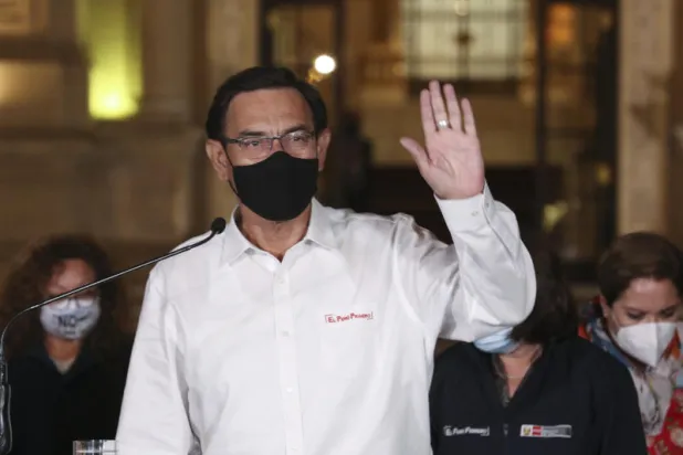 برلمان بيرو يعزل الرئيس فيزكارا بدعوى «العجز الأخلاقي»