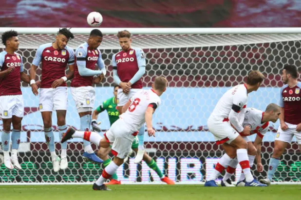 جيمس وارد (رقم 8) سجل مرتين وبالمهارة نفسها من ركلتين حرتين في مرمى أستون فيلا (أ.ب)