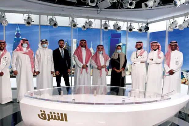 المهندس عبد الرحمن إبراهيم الرويتع رئيس مجلس إدارة «المجموعة السعودية للأبحاث والتسويق» وجمانا الراشد الرئيسة التنفيذية في أحد استوديوهات «الشرق» في الرياض (تصوير: بشير صالح)