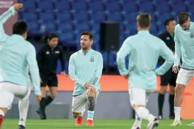 ميسي يتوسط لاعبي الأرجنتين خلال التدريبات استعداداً للجولة الثالثة من تصفيات كأس العالم (رويترز)