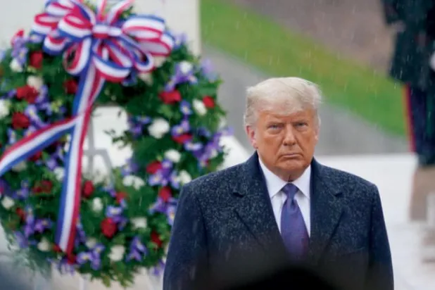 Trump dün Arlington Ulusal Mezarlığı’nda yapılan Gaziler Günü törenine katıldı (EPA)