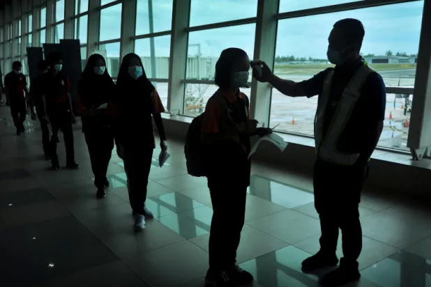 تقرير يكشف عدم فاعلية فحص المسافرين بالمطارات بحثاً عن أعراض كورونا