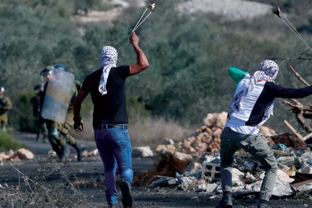 إصابات واشتباكات ومنع دخول فلسطينيي الضفة إلى الأقصى