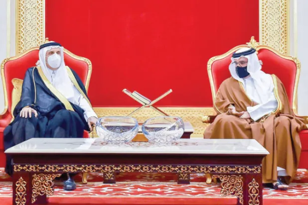 منصور بن متعب ينقل تعازي القيادة السعودية لملك البحرين في وفاة خليفة بن سلمان