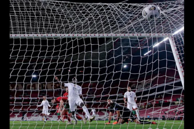 كانتي لاعب فرنسا يسجل في مرمى البرتغال ليمنح بلاده بطاقة نصف النهائي (أ.ب)