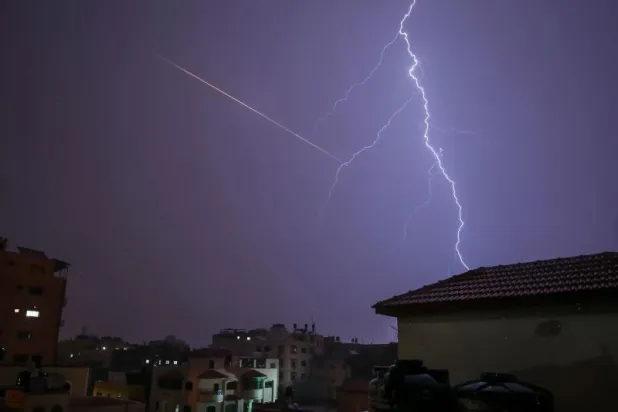 إسرائيل تقصف مواقع لـ«حماس» رداً على إطلاق صاروخين من غزة