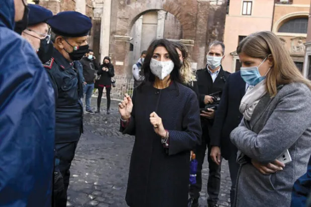 العمدة فيرجينيا راغي تعتبر أن غيكو شوه جدران ومباني روما