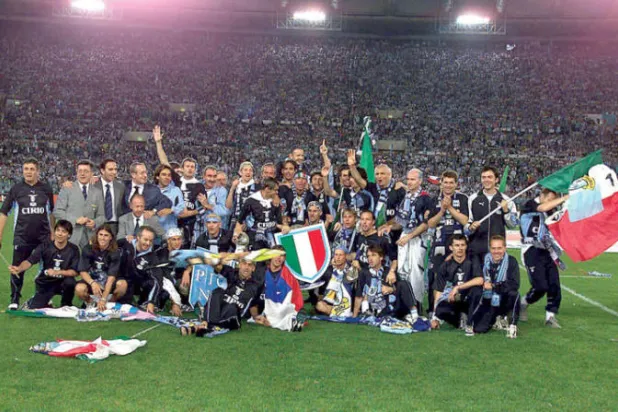 فريق لاتسيو الذي حقق ثنائية الدوري والكأس في أفضل إنجازاته بإيطاليا تحت قيادة إريكسون (غيتي)