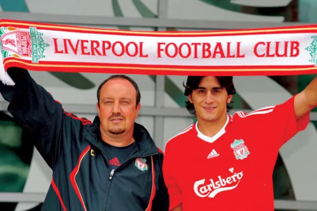 بينيتيز مدرب ليفربول لدى تقديم أكويلاني بعد التعاقد معه من روما الإيطالي عام 2009