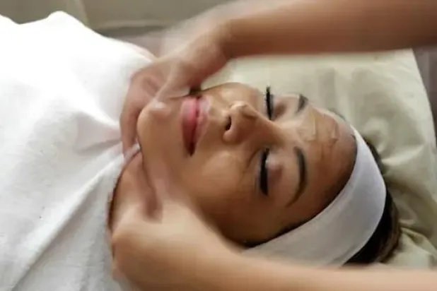 وفقاً لما تعانيه... ما الفيتامينات التي عليك استخدامها لبشرتك؟