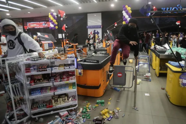 البرازيل: غضب وأعمال عنف بعد ضرب رجل أسود حتى الموت بمتجر «كارفور»