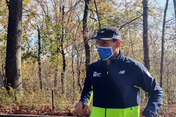 رجل كفيف يركض 5 كيلومترات منفرداً بمساعدة تطبيق على هاتفه