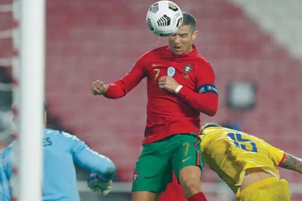 التسجيل بتسديد الرأس إحدى مهارات البرتغالي رونالدو  لكن هل يعلم مدى خطورتها؟ (رويترز)