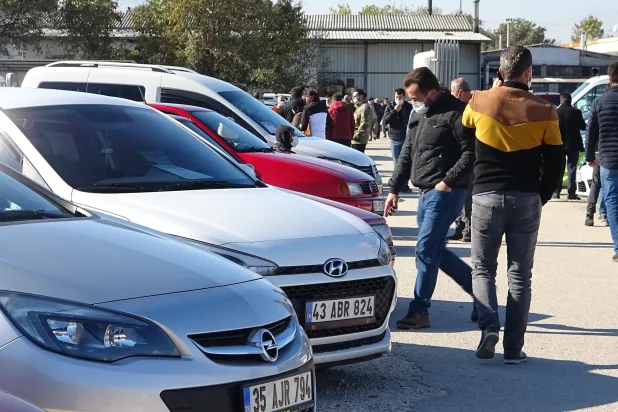 İkinci el oto pazarında gezen çok, alan yok